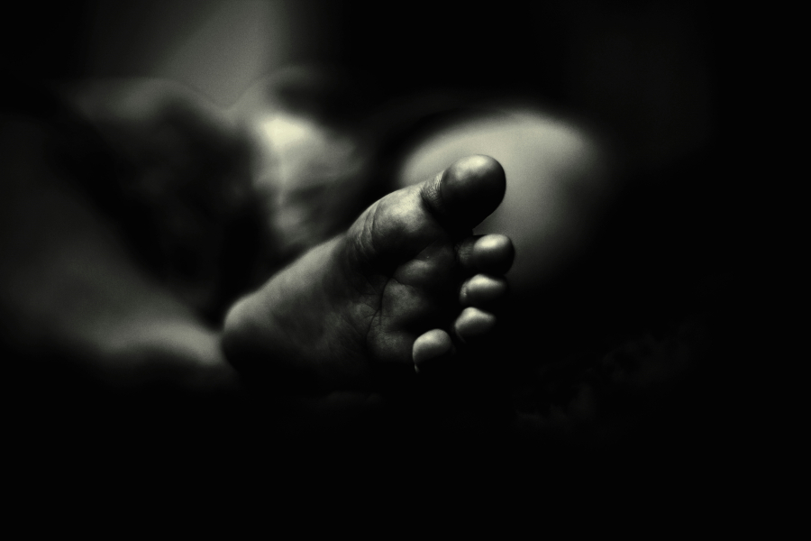 Έθαψε ζωντανό το νεογέννητο μωρό της - Έμεινε θαμμένο επί 6 ώρες
