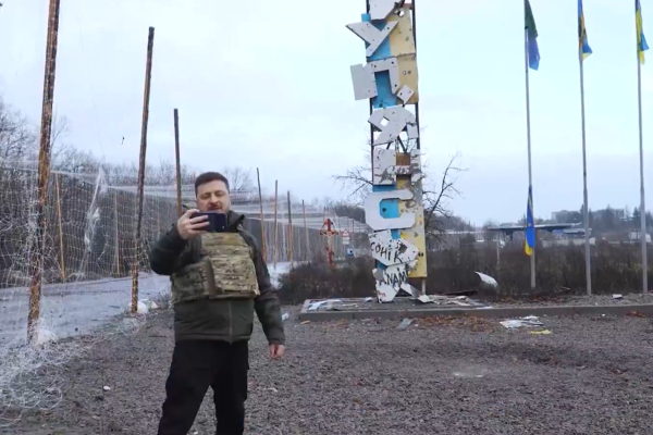 Ο Ζελένσκι στην πρώτη γραμμή του πολέμου (Βίντεο)