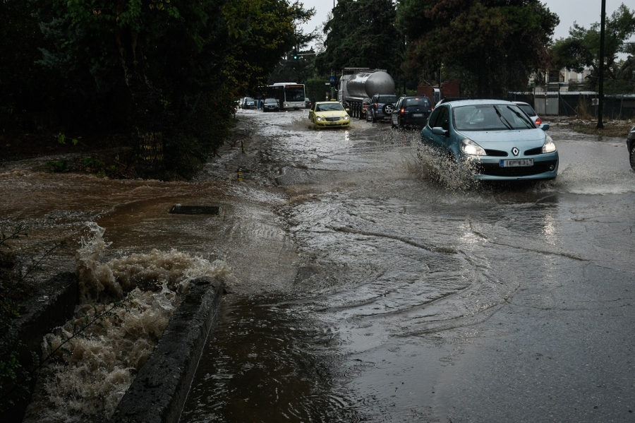 Ηλιούπολη: Διακοπή της κυκλοφορίας στην Λεωφόρο Παναγούλη λόγω σπασμένου αγωγού νερού