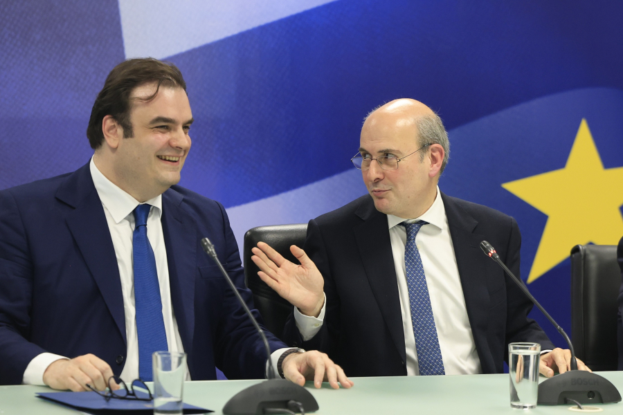 Ο Χατζηδάκης, ο Πιερρακάκης και η μείωση των χρεώσεων στα ΑΤΜ, η (μη) διαβούλευση με την ΕΚΤ, η επίπτωση στην ΔΙΑΣ, η έξοδος της Πειραιώς από την Cashflex και η συμφωνία των ιδρυτών της V+O