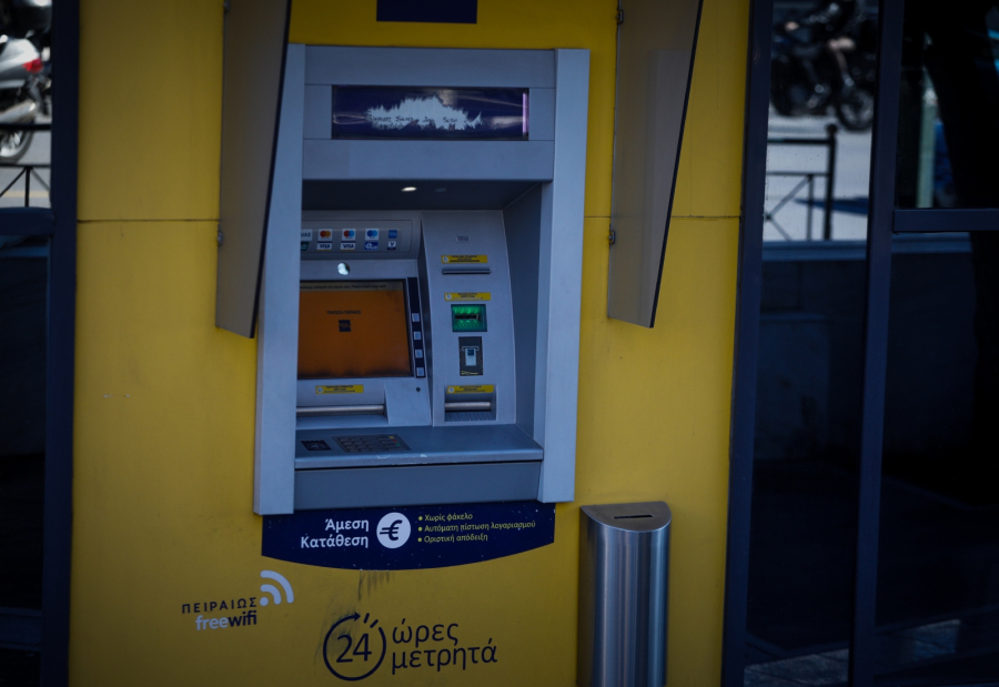 Τράπεζα Πειραιώς: Τι απαντά για τις χρεώσεις στα ATM της Cashflex