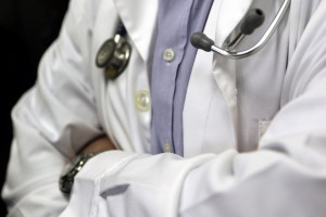 Μπαράζ προσλήψεων ιδιωτών γιατρών στα δημόσια νοσοκομεία