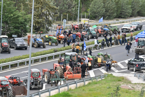 Μετωπική σύγκρουση: Με ΜΑΤ και «μπόλικο» κοινωνικό αυτοματισμό η απάντηση της κυβέρνησης στους αγρότες (Χάρτης με τα μπλόκα)