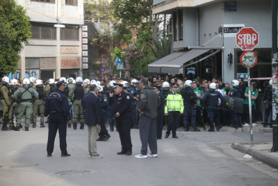 Χημικά και ξύλο στη Λεωφόρο Αλεξάνδρας μεταξύ οπαδών του Παναθηναϊκού και της Αστυνομίας