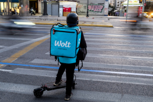 Στους δρόμους οι διανομείς Wolt και e-food - «Οι ζωές μας δεν είναι κόστος, σήμερα δε θα φύγει το παιδί»