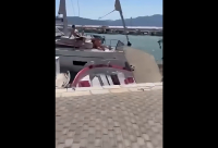 Η στιγμή που ιστιοφόρο προσκρούει σε σκάφη σε λιμάνι της Λευκάδας