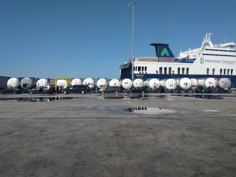 Έφοδος σε αποθήκη για τους παράνομους διαλύτες βενζίνης - Άλλοι τέσσερις τόνοι με λαθραίο υλικό