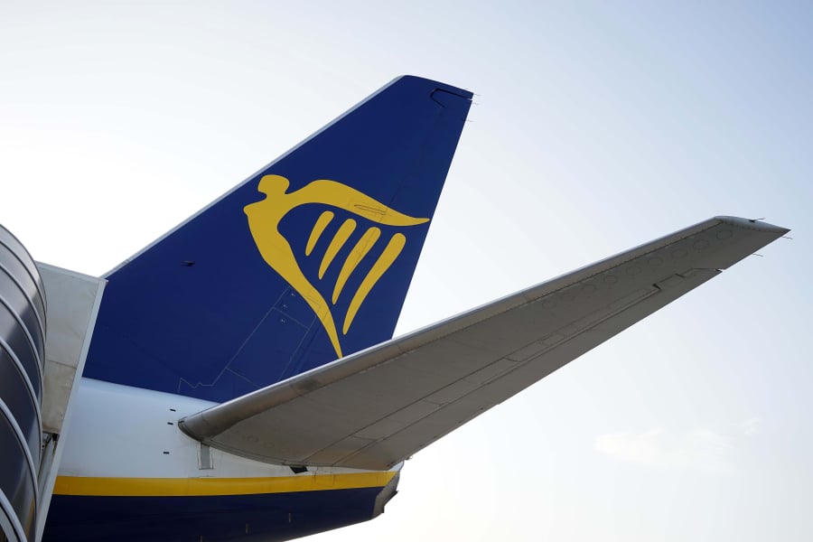 Επίσημο: Η Ryanair αυξάνει τις τιμές των εισιτηρίων και μειώνει τα δρομολόγια το καλοκαίρι