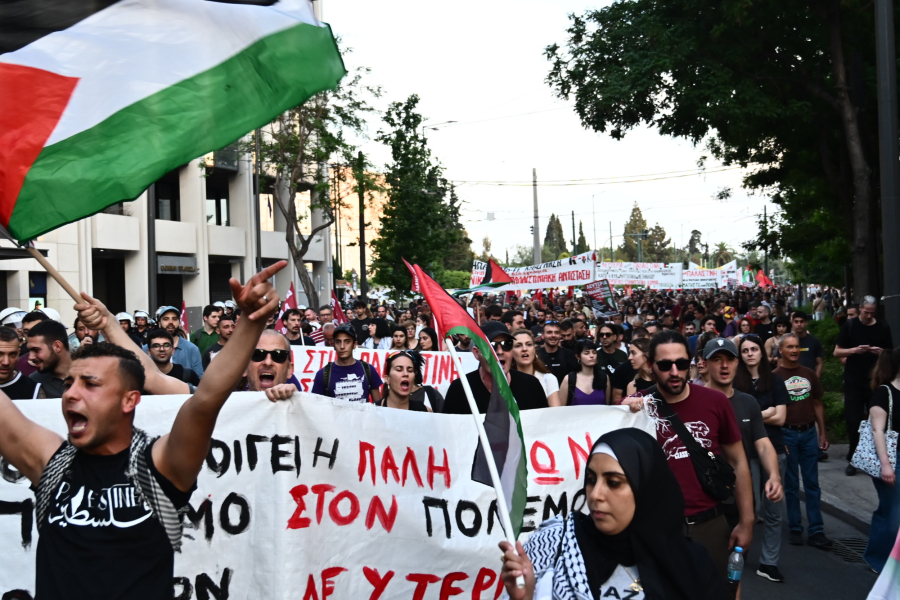 Πλήθος κόσμου στο Σύνταγμα για την πορεία αλληλεγγύης στον παλαιστινιακό λαό (Εικόνες)