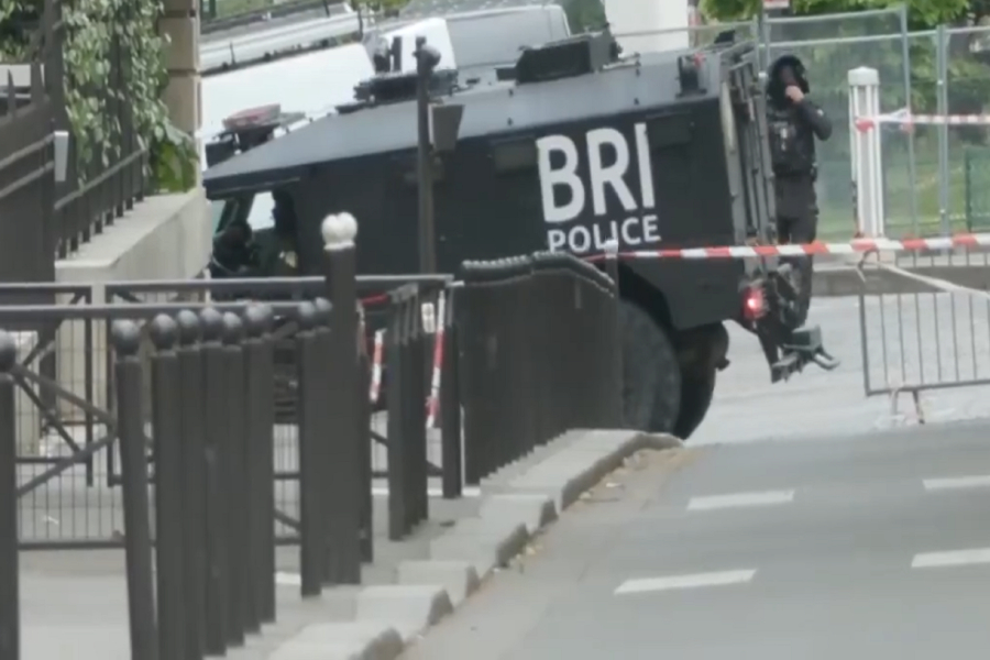 Παρίσι: Συνελήφθη ο άνδρας που απειλούσε να ανατιναχθεί στο προξενείο του Ιράν