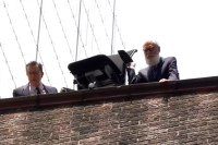 Ο Colbert και ο Letterman πήραν την εκδίκησή τους - Πέταξαν τα έπιπλα του «Late Show» από την ταράτσα (Βίντεο)