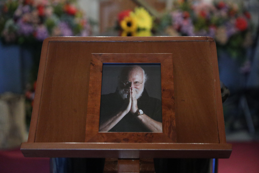 Το τελευταίο αντίο στον Διονύση Σαββόπουλο – Λαϊκό προσκύνημα στη Μητρόπολη Αθηνών