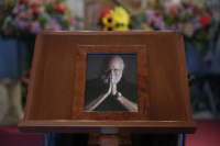 Το τελευταίο αντίο στον Διονύση Σαββόπουλο – Λαϊκό προσκύνημα στη Μητρόπολη Αθηνών