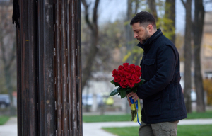 Στην Αθήνα ο Ζελένσκι: Τον υποδέχτηκε ο Χατζηδάκης - Πρώτα συνάντηση με Τασούλα, μετά με Μητσοτάκη