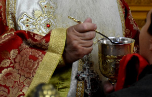 Κορονοϊός: Δικογραφίες για τη Θεία Κοινωνία σε εκκλησίες σε Κουκάκι και Κέρκυρα