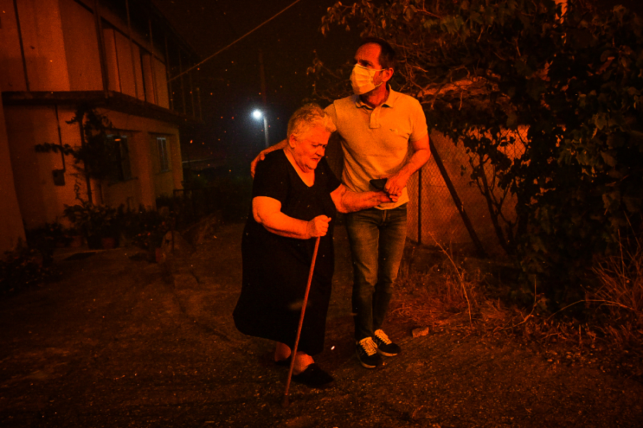 Ανεξέλεγκτη φωτιά σε Αν. Αττική και Ηλεία - Ένας νεκρός, καμμένα σπίτια, σε ετοιμότητα για εκκένωση από θάλασσα