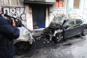 Άγρια καταδίωξη και συλλήψεις μετά τις καταδρομικές επιθέσεις σε 4 οχήματα στα Εξάρχεια