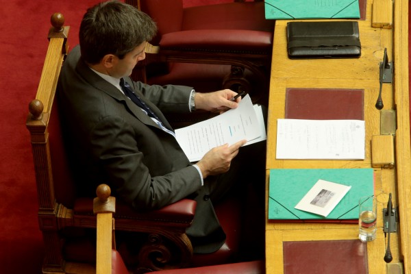 Αυξήσεις φόρων για μισθωτούς και συνταξιούχους, μειώσεις επιβαρύνσεων για τις εταιρίες!