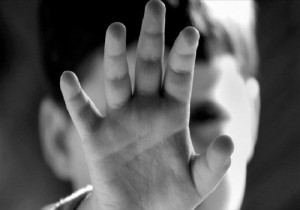 Στο... σκοτάδι παραμένουν εννιά στις δέκα περιπτώσεις κακοποίησης παιδιών