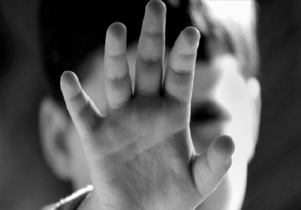 Στο... σκοτάδι παραμένουν εννιά στις δέκα περιπτώσεις κακοποίησης παιδιών