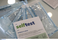 Rapid test: Τι ισχύει για ανεμβολίαστους και τι θα γίνει με μάσκες σε ΜΜΜ, φαρμακεία, νοσοκομεία