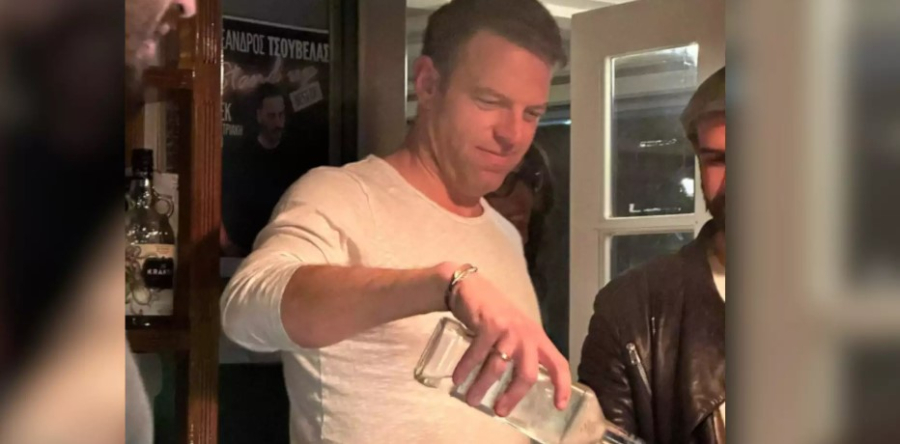 Ο Στέφανος Κασσελάκης κερνάει σφηνάκια σε μπαρ στις Σπέτσες