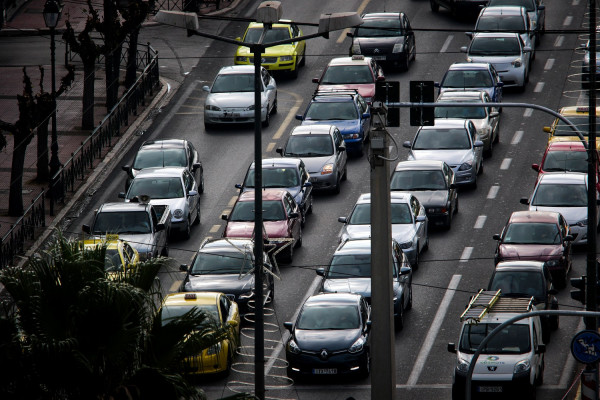 Αυξημένη κίνηση στους δρόμους - Πού υπάρχουν προβλήματα στην κυκλοφορία