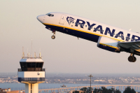 Η Ryanair προειδοποιεί για «σημαντικές αυξήσεις» στα αεροπορικά εισιτήρια καθώς εκτοξεύονται οι τιμές του πετρελαίου