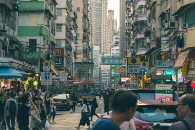 Βραχιολάκια παρακολούθησης και μέτρα «Μεγάλου Αδελφού» επιβάλλει το Χονγκ Κονγκ για πιο «ανθρώπινη» καραντίνα