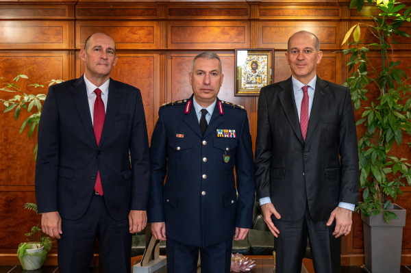 Συνάντηση Αγγελόπουλων με τον αρχηγό της ΕΛ.ΑΣ. - Έκαναν δωρεά κράνη στην Τροχαία