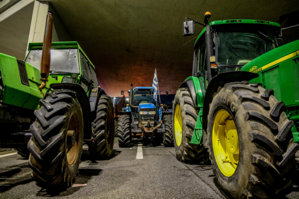 Κλιμακώνουν οι αγρότες: Κλειστοί παράδρομοι, ανοιχτά διόδια - Live o χάρτης με τα μπλόκα