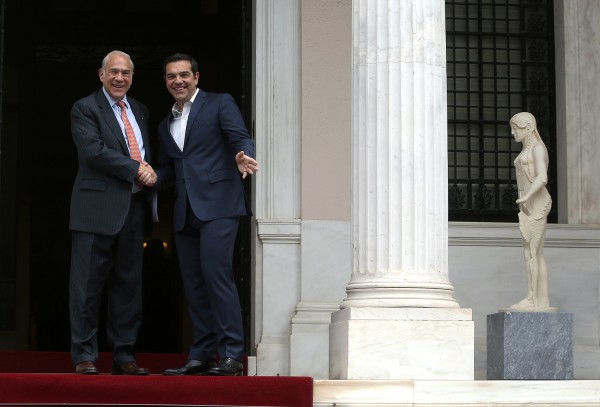 Ελάφρυνση χρέους, μεταρρυθμίσεις στο ασφαλιστικό και κατάργηση φοροαπαλλαγών ζητά ο ΟΟΣΑ