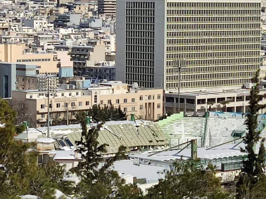 Κατέρρευσε από το βάρος του χιονιού το στέγαστρο του γηπέδου της Λεωφόρου Αλεξάνδρας