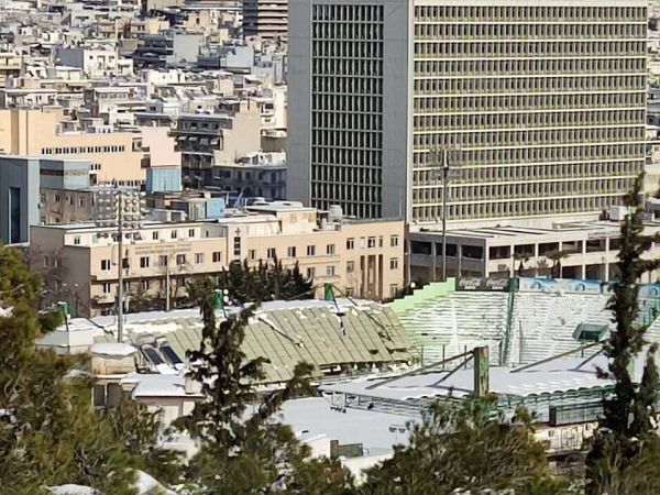 Κατέρρευσε από το βάρος του χιονιού το στέγαστρο του γηπέδου της Λεωφόρου Αλεξάνδρας