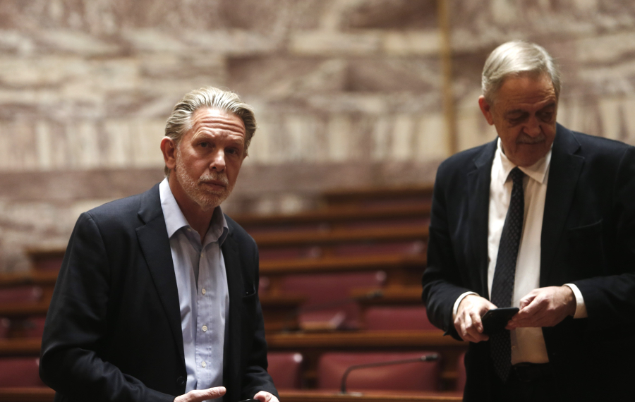 Στο ΠΑΣΟΚ «ξεσκονίζουν» κόκκινα δάνεια και ιδιωτικό χρέος και «πλειοδοτούν» με πλήθος τροπολογιών