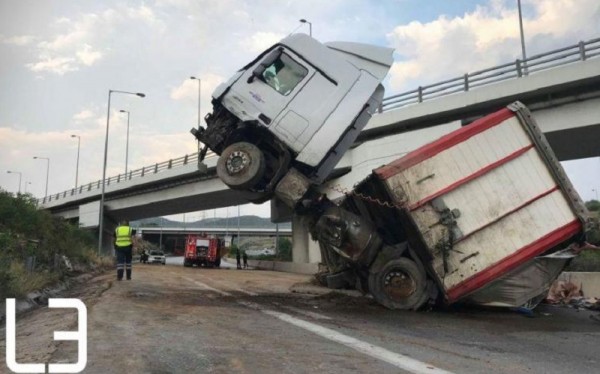 Θεσσαλονίκη: Ντελαπάρισε νταλίκα στην Εγνατία Οδό (vid)