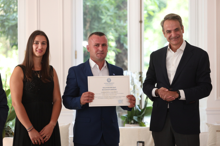 Γκόγκα Λεντιάν: Ελληνική ιθαγένεια στον άνθρωπο που βούτηξε στον Άραχθο για να σώσει τα δύο παιδιά (Εικόνες)