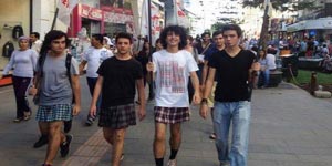 Aπαγόρευσαν από τις μαθήτριες να φορούν φούστα και τις φόρεσαν τα αγόρια