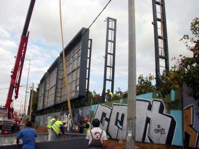 Η Περιφέρεια Αττικής κατεβάζει διαφημιστικές πινακίδες απο Κηφισίας και Μεσογείων