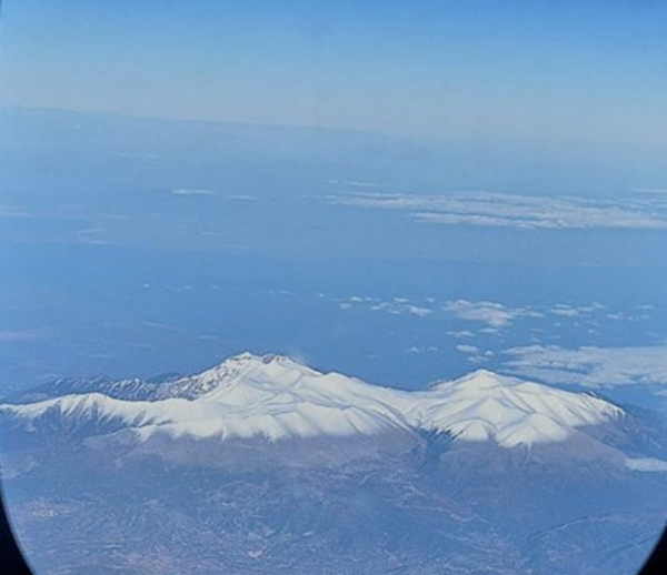 Μαγευτική εικόνα - Ο χιονισμένος Όλυμπος από ψηλά