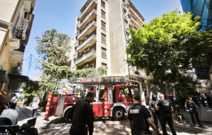 Φωτιά τώρα σε ισόγειο ξενοδοχείου στην Ομόνοια