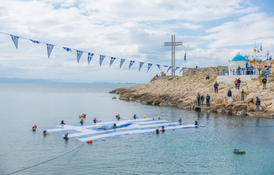 25η Μαρτίου: Τεράστια γαλανόλευκη σημαία 180 τ.μ. στην Πειραϊκή - Εντυπωσιακές εικόνες