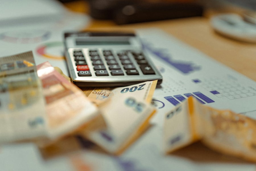 Έρχεται αυξημένη φορολογία για 400.000 ελεύθερους επαγγελματίες το 2026