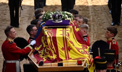 Κηδεία Βασίλισσας Ελισάβετ: Η ανιψιά της λιποθήμησε στο Αββαείο (Εικόνες)