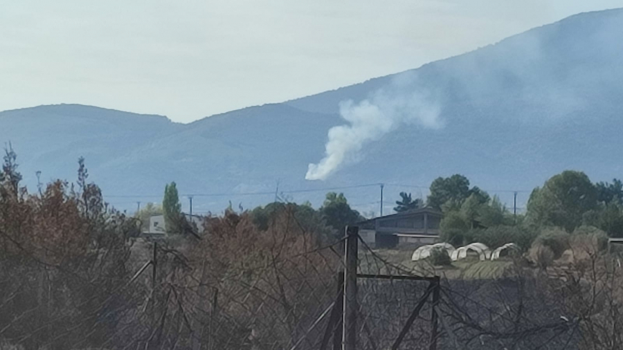 Παίρνει διαστάσεις η φωτιά στην Πάρνηθα (εικόνες)