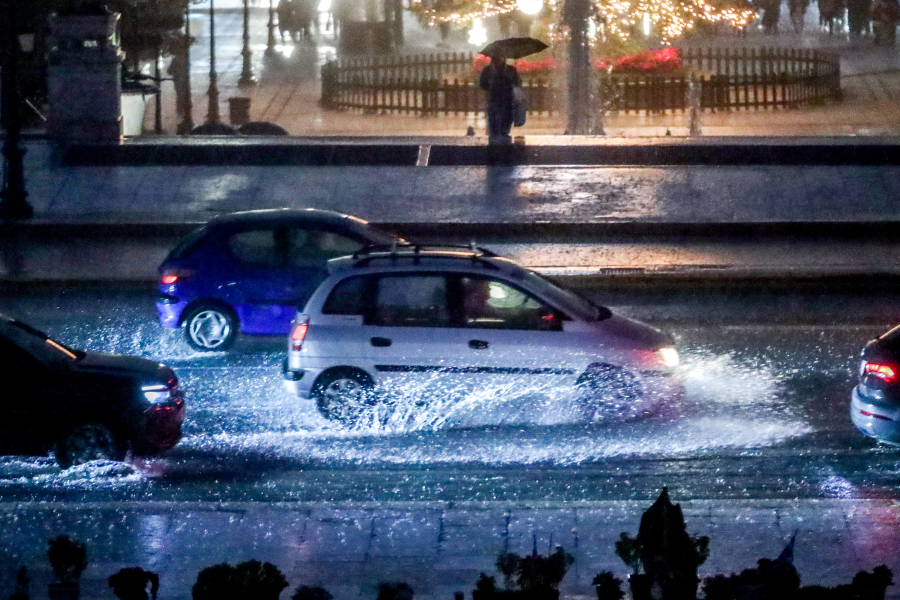 Τι ώρα θα σταματήσουν οι καταιγίδες στην Αττική - Μέχρι πότε οι βροχές