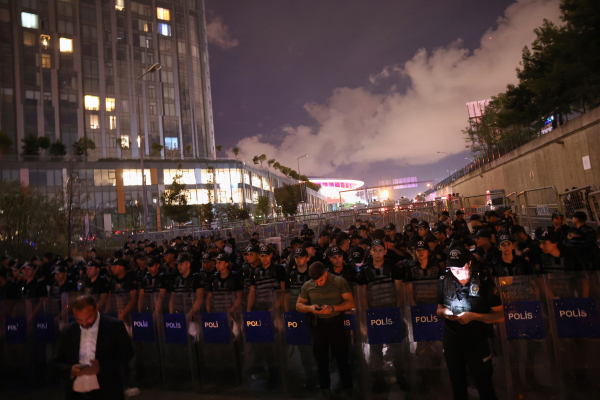 Όργιο καταστολής στην Τουρκία: Ο Ερντογάν ξηλώνει το μισό Ρεπουμπλικανικό Κόμμα, επεισόδια στην Κων/λη