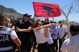 Οργή στην Αλβανία: Διαδηλωτές γκρεμίζουν φράχτες εργοταξίων - Αντιδρούν στο τουριστικό σχέδιο του γαμπρού Τραμπ (Εικόνες)