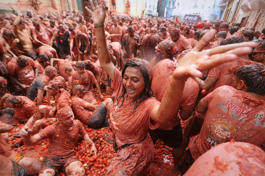 La Tomatina: Ο «πόλεμος» της ντομάτας έβαψε το Μπουνιόλ και φέτος κατακόκκινο (Εικόνες & Βίντεο)