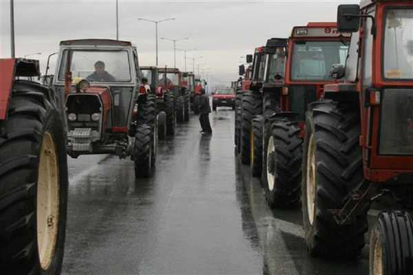 Μπλόκα: Αγρότες έχουν κλείσει την εθνική οδό Πατρών - Αθηνών